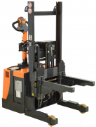 Werkzeugwechselwagen mit zwei verstellbaren Gabelzinken